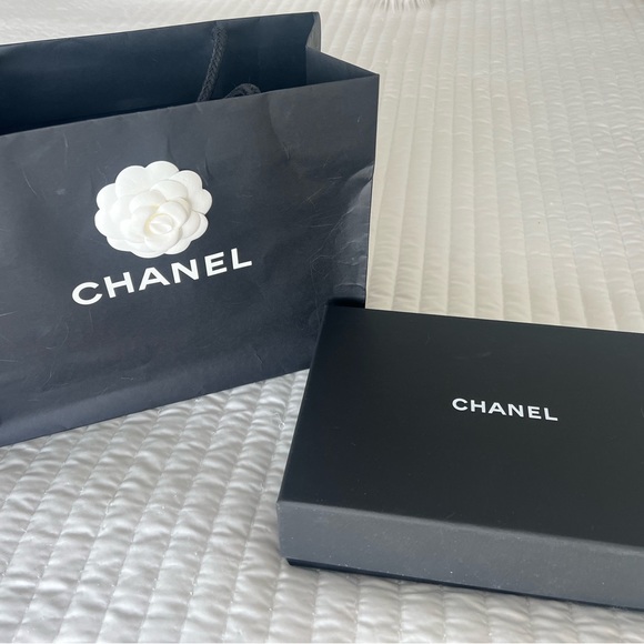 Black Chanel wallet on a chain - Picture 12 of 12